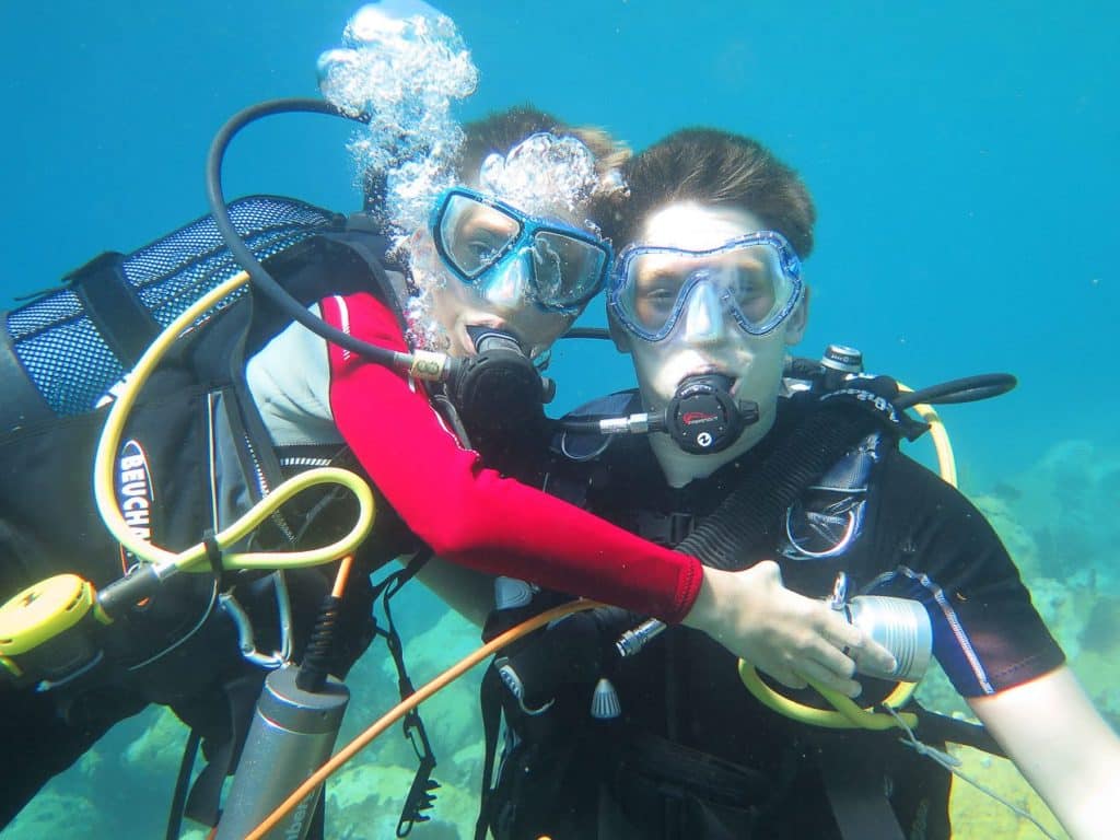 Deux frères en plongée sous-marine