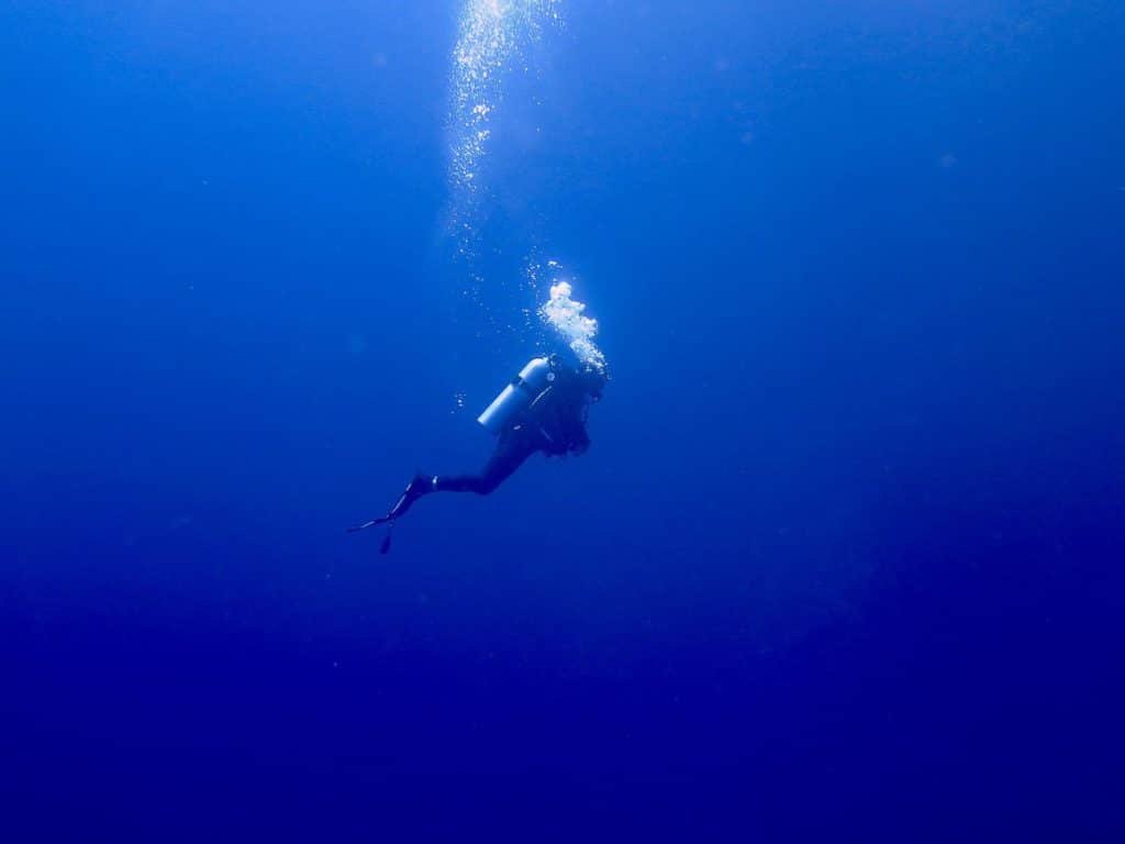Formations de plongée : un plongeur termine son cursus