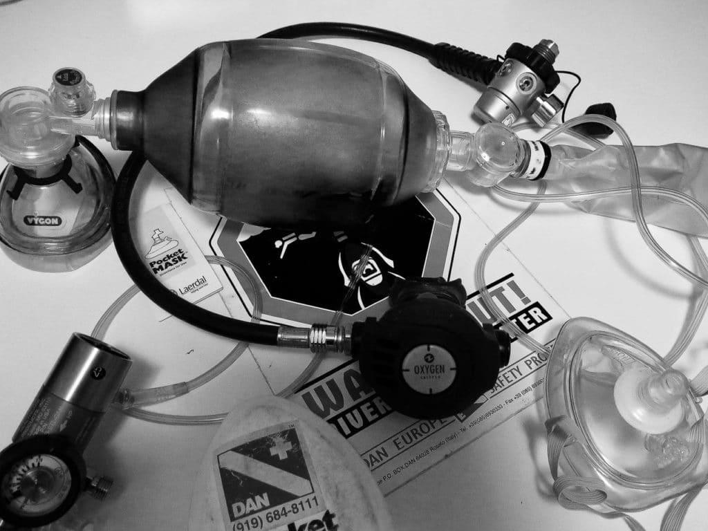 La formation à l'utilisation du défibrillateur et à l'administration de l'oxygène demande ce matériel et doit être dispensé par un professionnel.