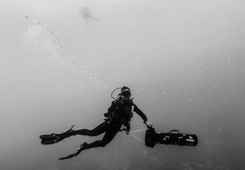 Un plongeur utilise un propulseur ou scooter sous-marin en plongée.