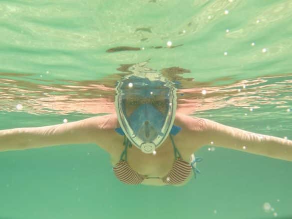 Hélène teste le masque facial de snorkeling