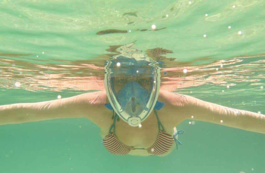 Hélène teste le masque facial de snorkeling