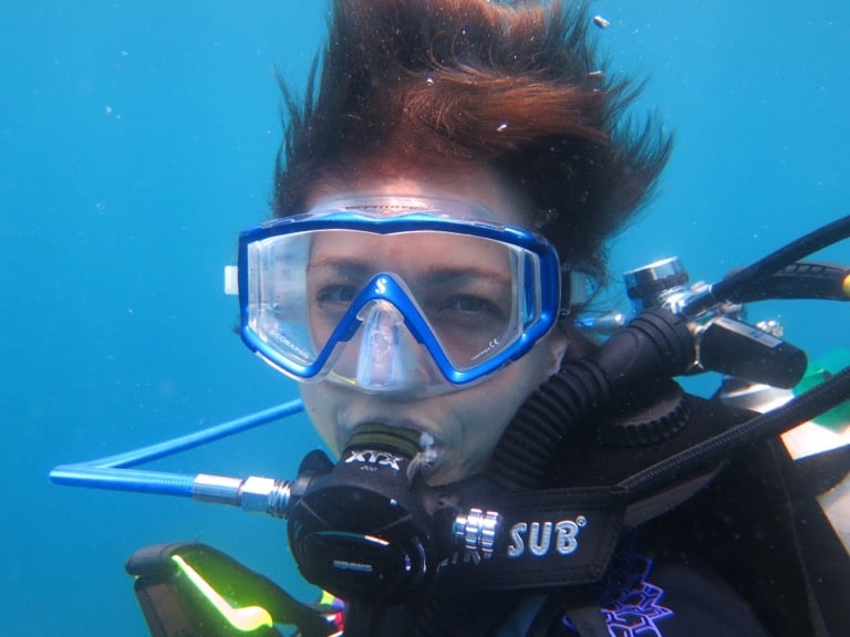 Une plongeuse sourit lors d'une immersion