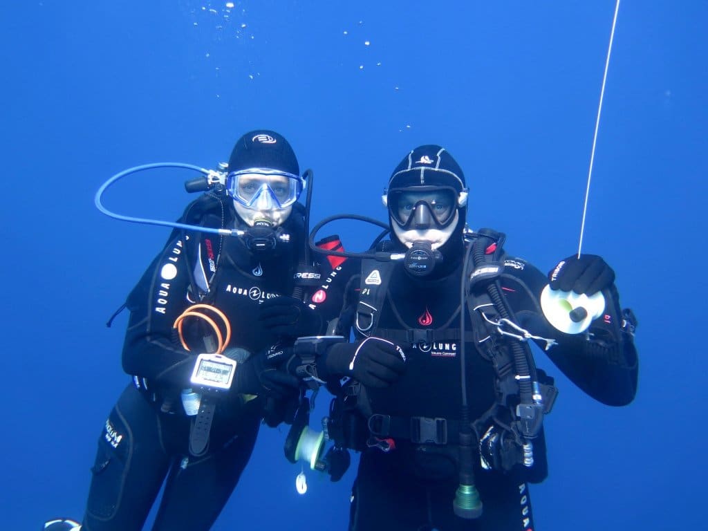 Plonger en couple permet de renforcer des liens comme pour ces deux plongeurs au palier.