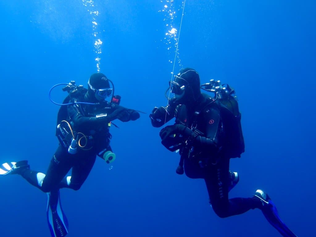 Deux plongeurs font un palier de sécurité