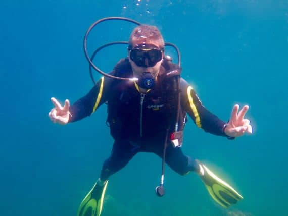 Un plongeur heureux sous l'eau