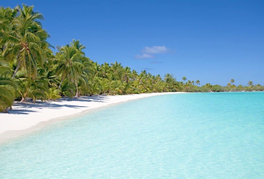 Merveilleuse plage de sable blanc dans une des destinations préférées pour la plongée