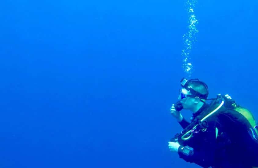 Un plongeur avec sa caméra dans l'océan