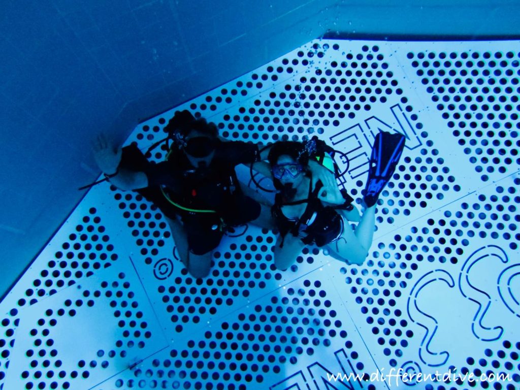 Johon et Hélène au fond de la fosse de Nemo33