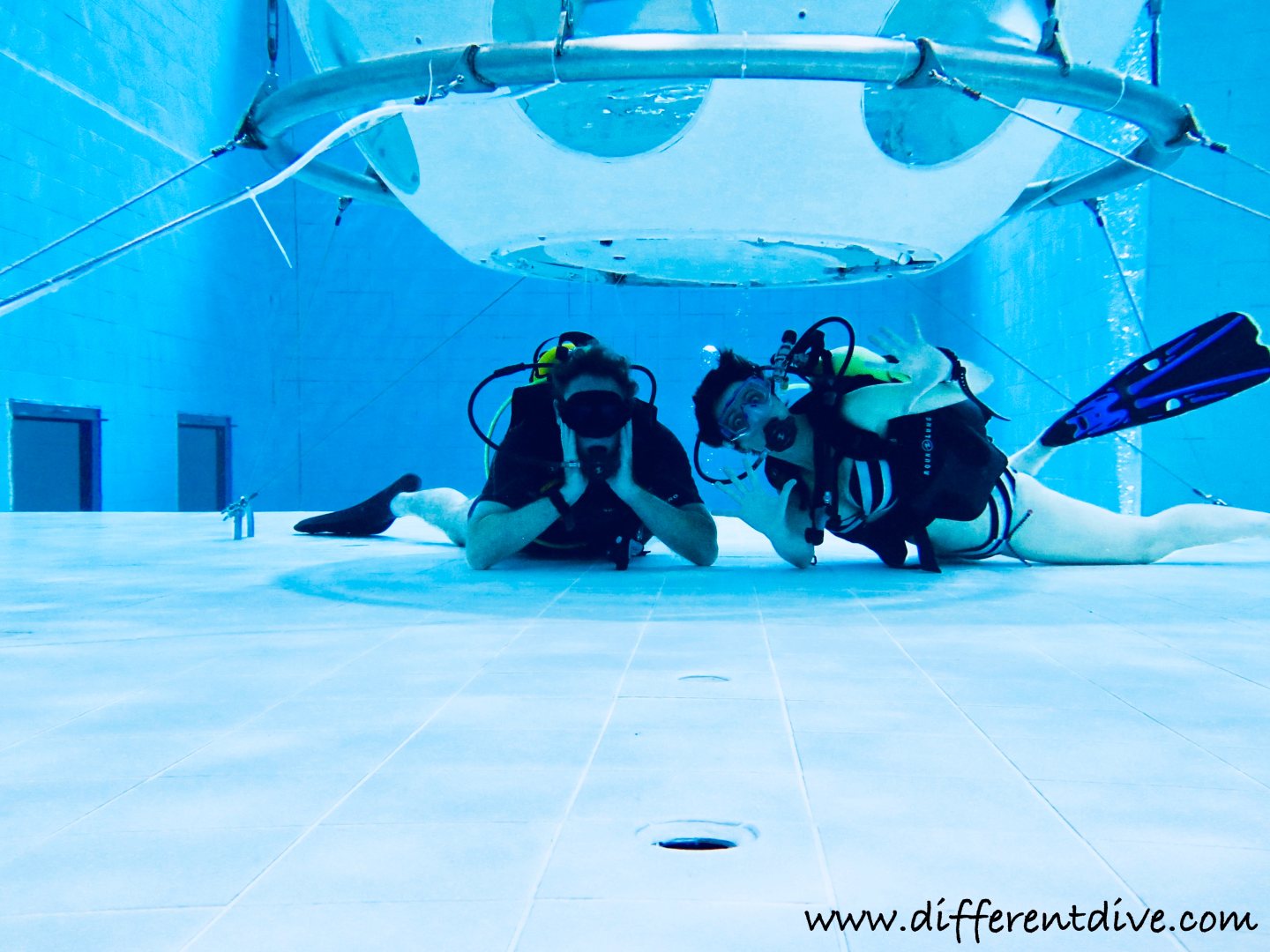 La fosse de Nemo 33 permet de se détendre et de s'amuser dans de l'eau chaude