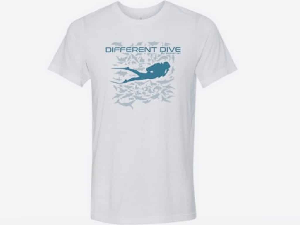 Dans les cadeaux plongée, il est possible de joindre l'utile à l'agréable comme avec ce t-shirt Different Dive by Mokarran