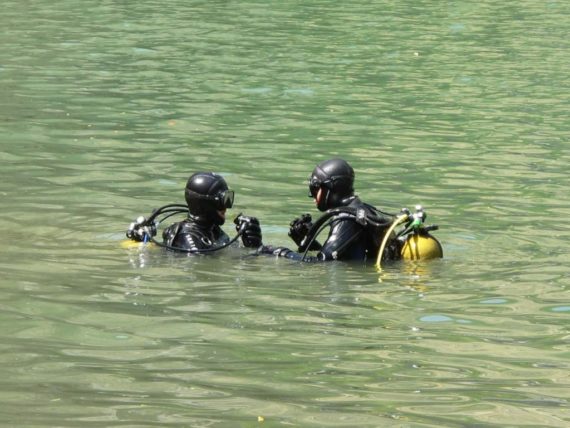 Plonger hors structure est possible lorsque l'on est bien préparé comme ces deux plongeurs.
