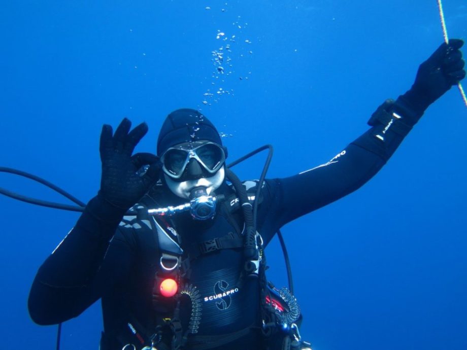 Plongeur faisant le signes ok
