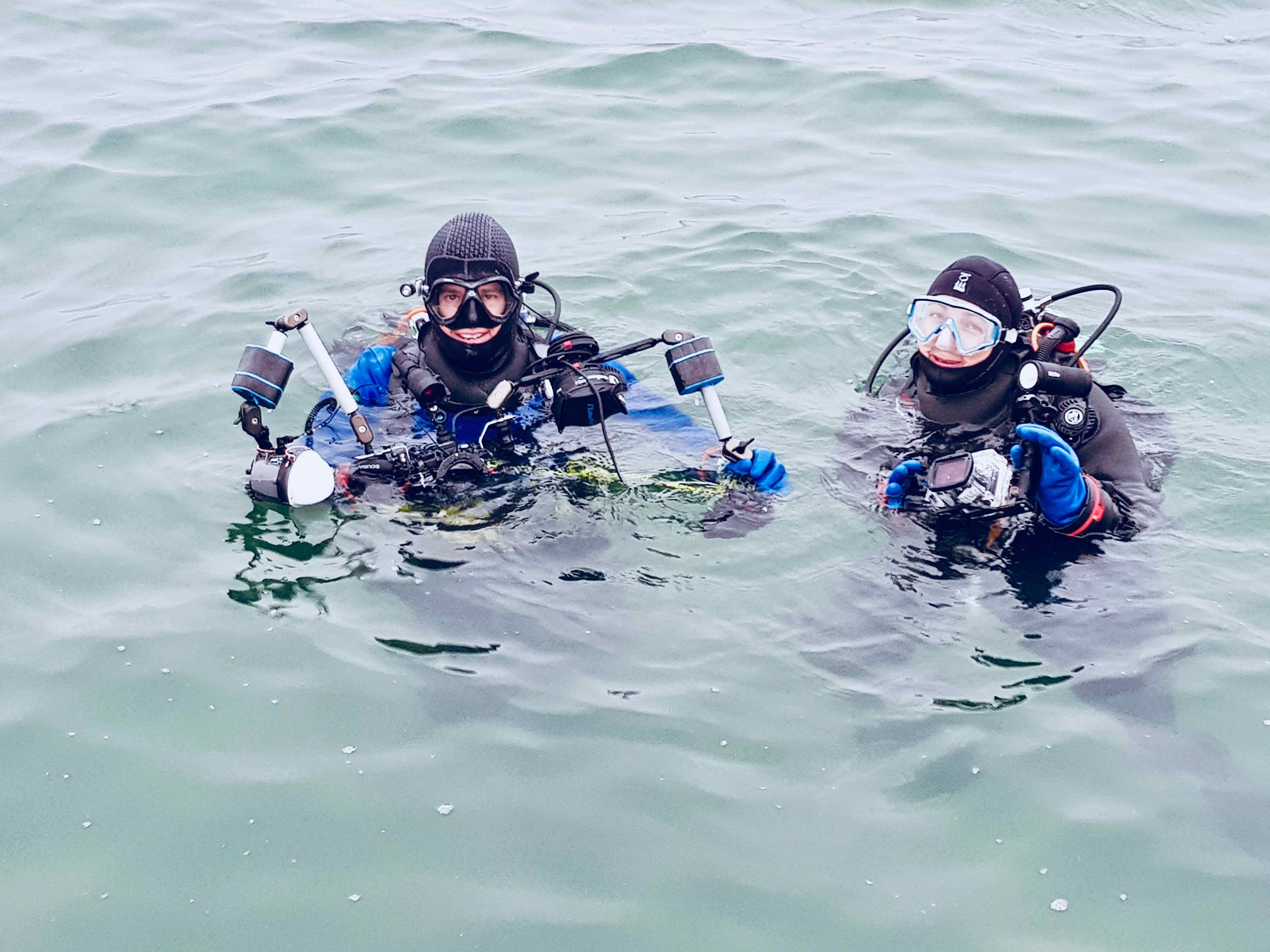 Deux plongeurs photographes s'apprêtent à plonger