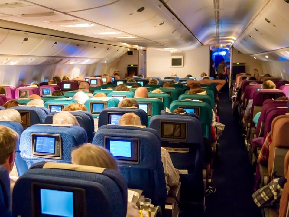 Une cabine d'avion avec de nombreux passagers