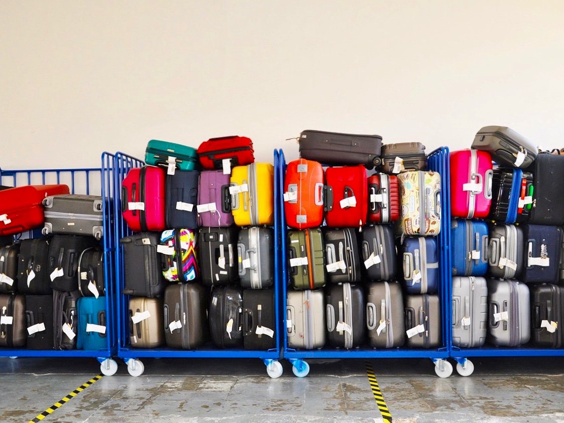 Des chariots de bagages rangés dans un aéroport