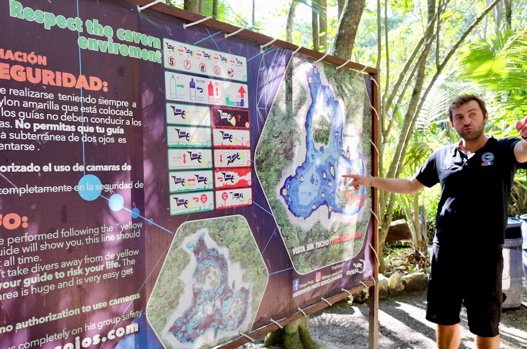 Un instructeur montre le plan d'une Cenote
