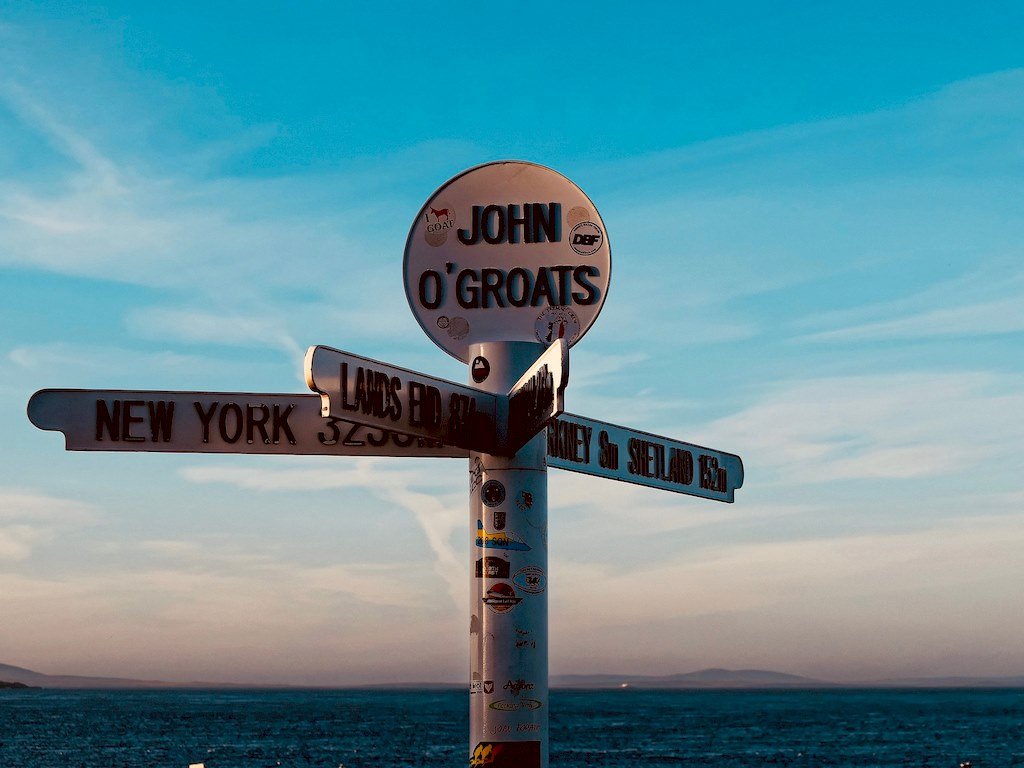 Un panneau de signalisation juste avant la baie de Scapa Flow. Une des meilleures destinations de plongée.