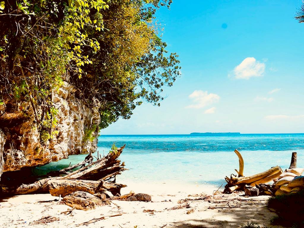 Paysage de plage en Micronésie faisant partie des destinations de plongée souvent citées comme préférée