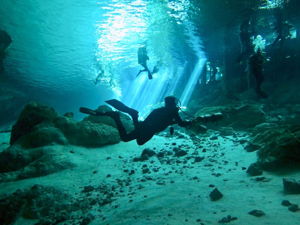 Un plongeur dans un cenote au Mexique