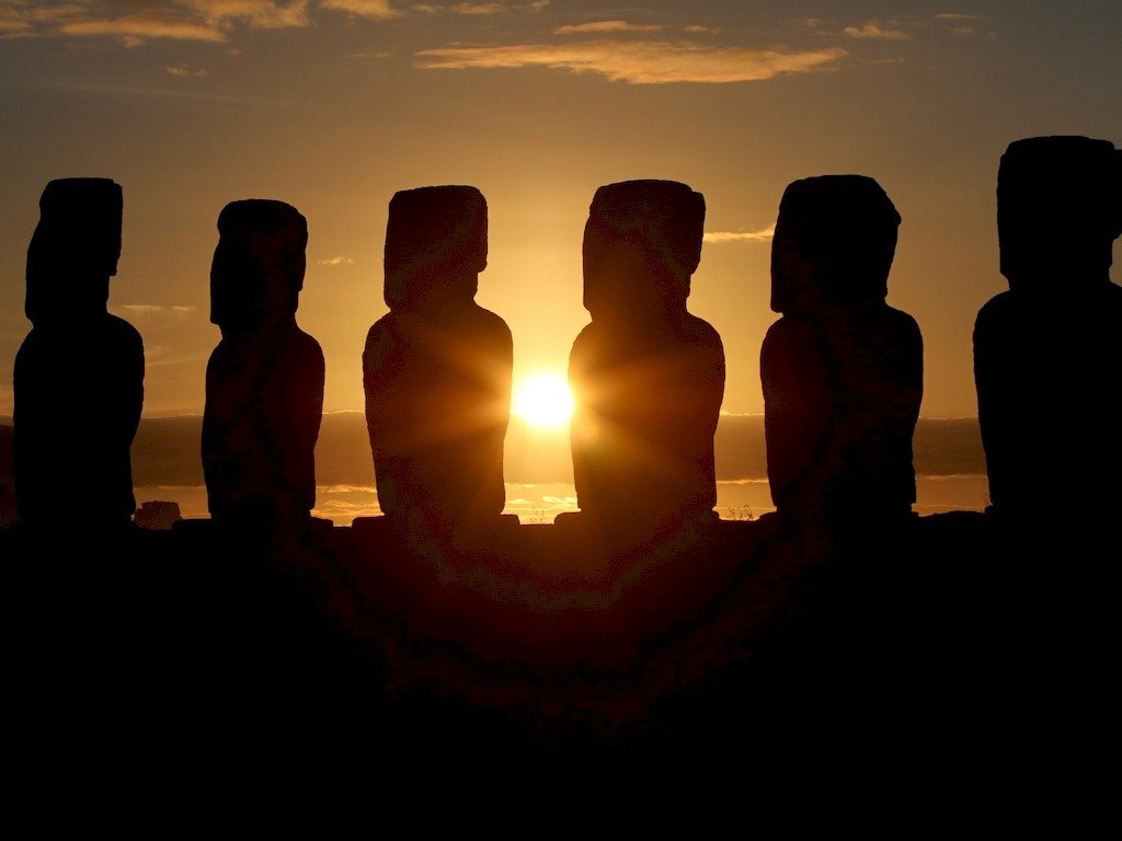 Couché de soleil sur les statues de l'île de Pâques