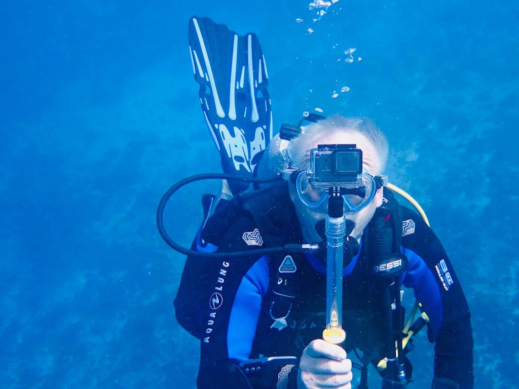 Un plongeur photographie avec sa caméra sous-marine