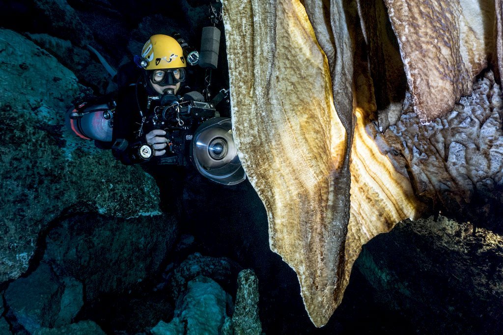 Nathalie Lasselin en plongée dans une grotte