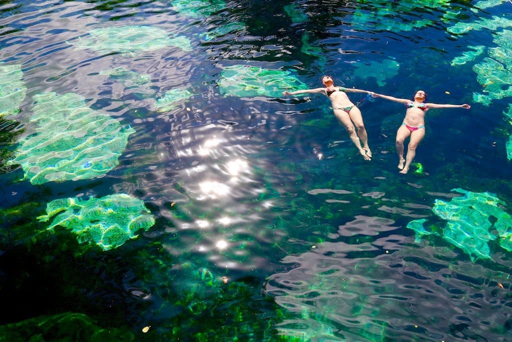Deux femmes se baignent dans le cénote Azul au Mexique, une destinations de plongée fort appréciée.