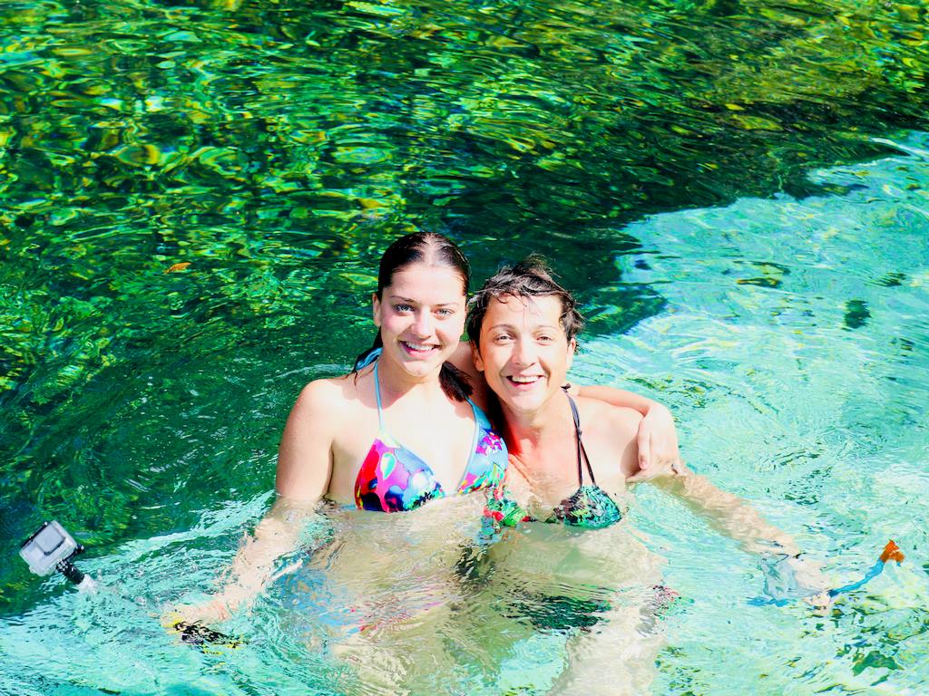 Deux femmes prennent la pose dans un cenote mexicain