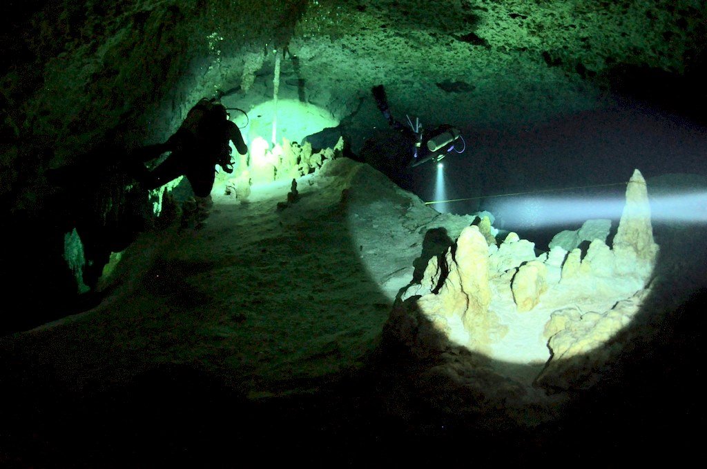 Des plongeurs évoluent dans le cenote de Dos Ojos