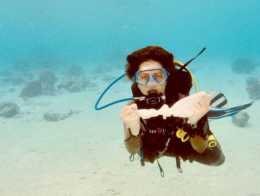 Pollution en plongée : Hélène Adam avec un sac plastique sous l'eau
