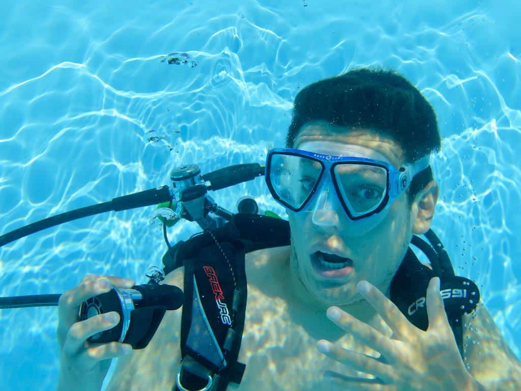 Un plongeur enlève son détendeur sous l'eau