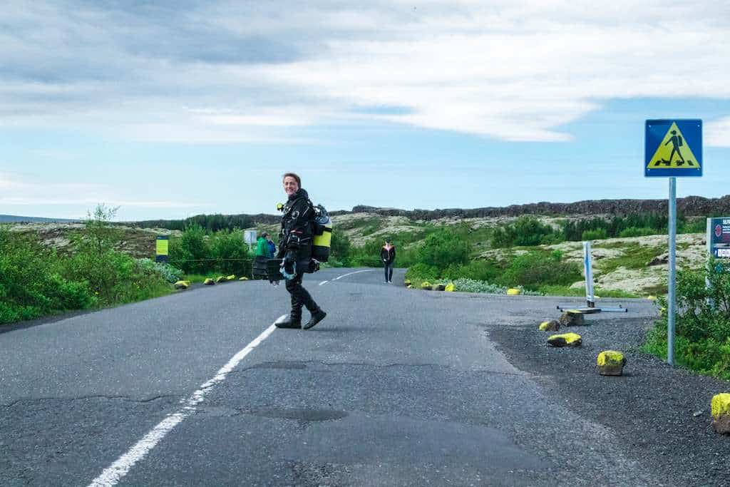 Une plongeuse se rend à la faille de Silfra en Islande