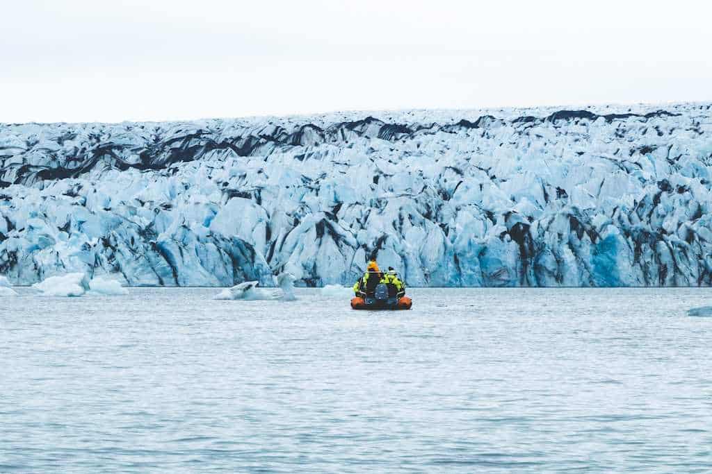 Un bateau arrive près du glacier sur l'ice lagoon en Islande