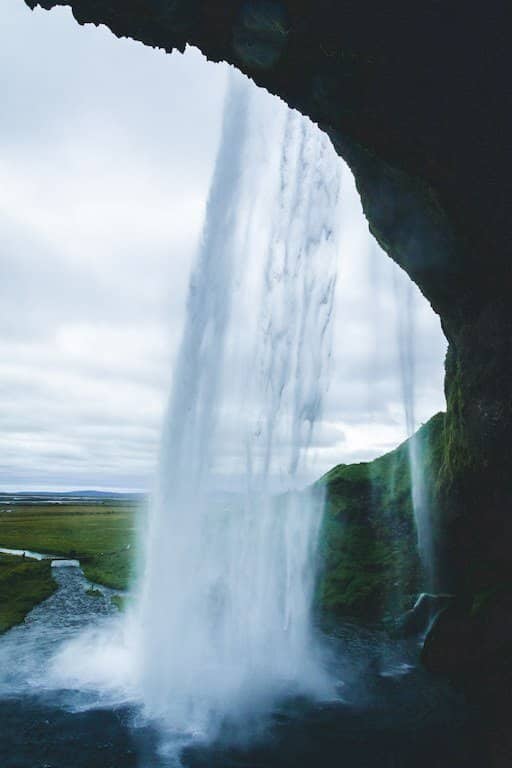 Vue de l'arrière de la cascade de Seljalandfoss en Islande