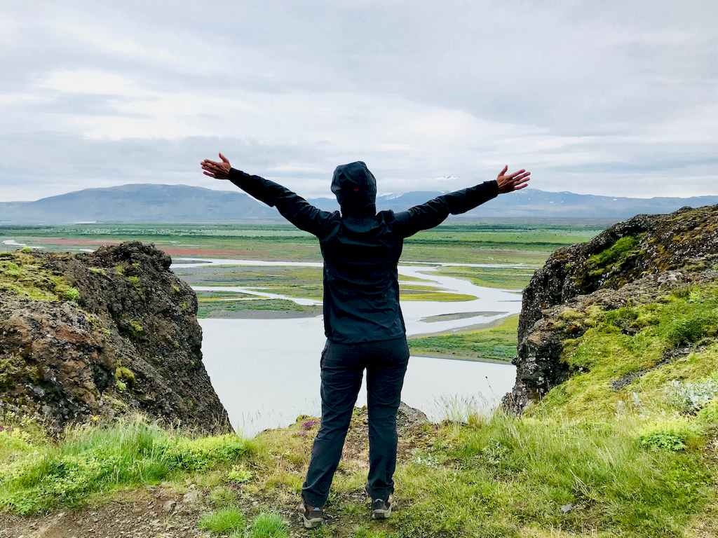 Hélène devant les paysages islandais