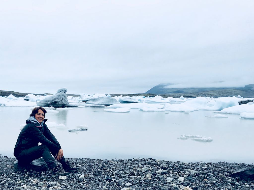 Hélène s'arrête un instant à l'ice lagoon lors de son voyage plongée ne Islande