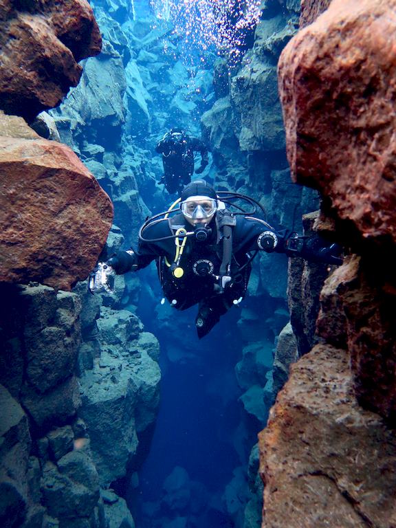 Une plongeuse prend la pause entre les plaques tectoniques de la faille de Silfra