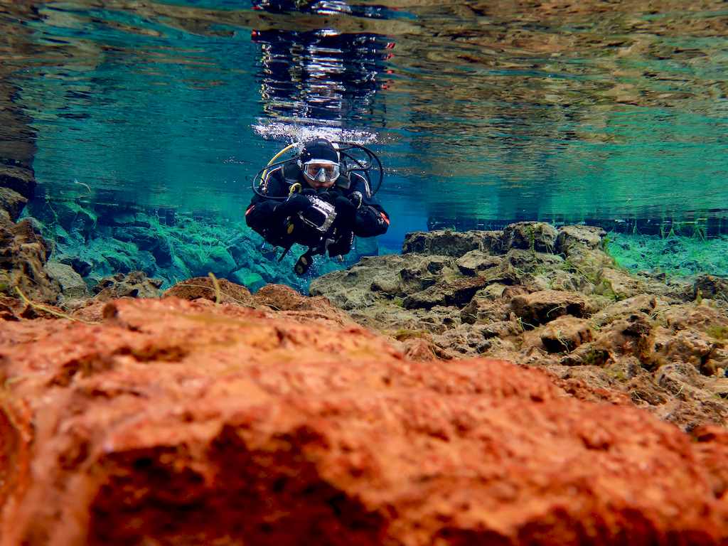 Plongeuse évoluant dans la faille de Silfra