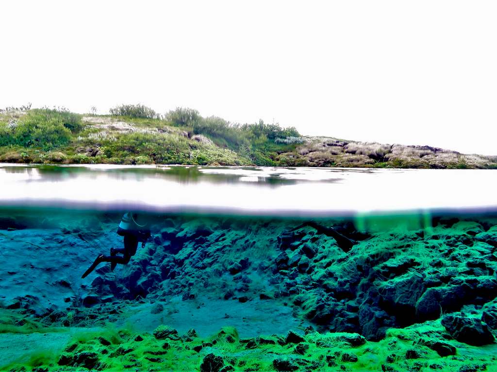 Plongeuse évoluant sous l'eau