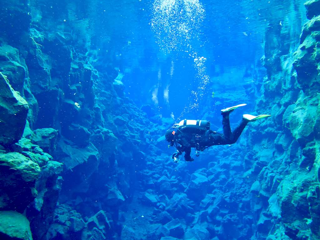Un plongeur dans la faille de Silfra en Islande