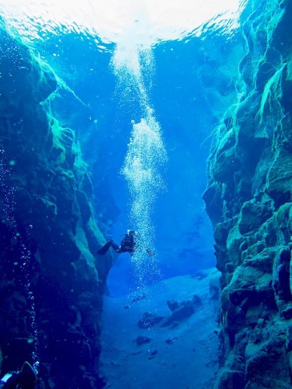 Un plongeur dans la grande crevasse de la faille de Silfra