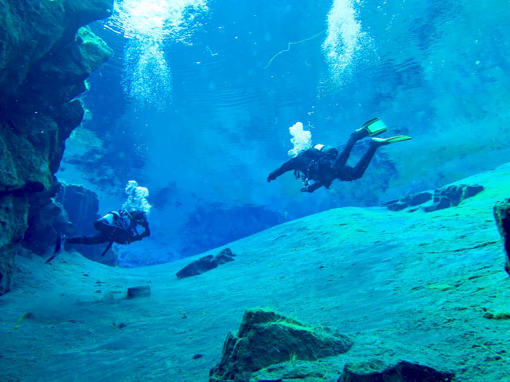 Deux plongeurs à la sortie de la grande crevasses de la faille de Silfra