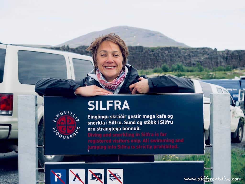 Hélène devant le panneau d'indication de la faille de Silfra