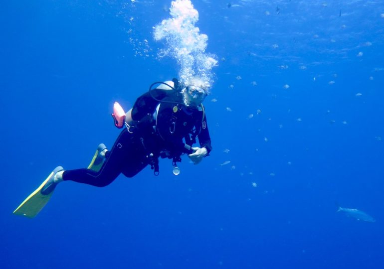 Un plongeur respirant profondément sous l'eau