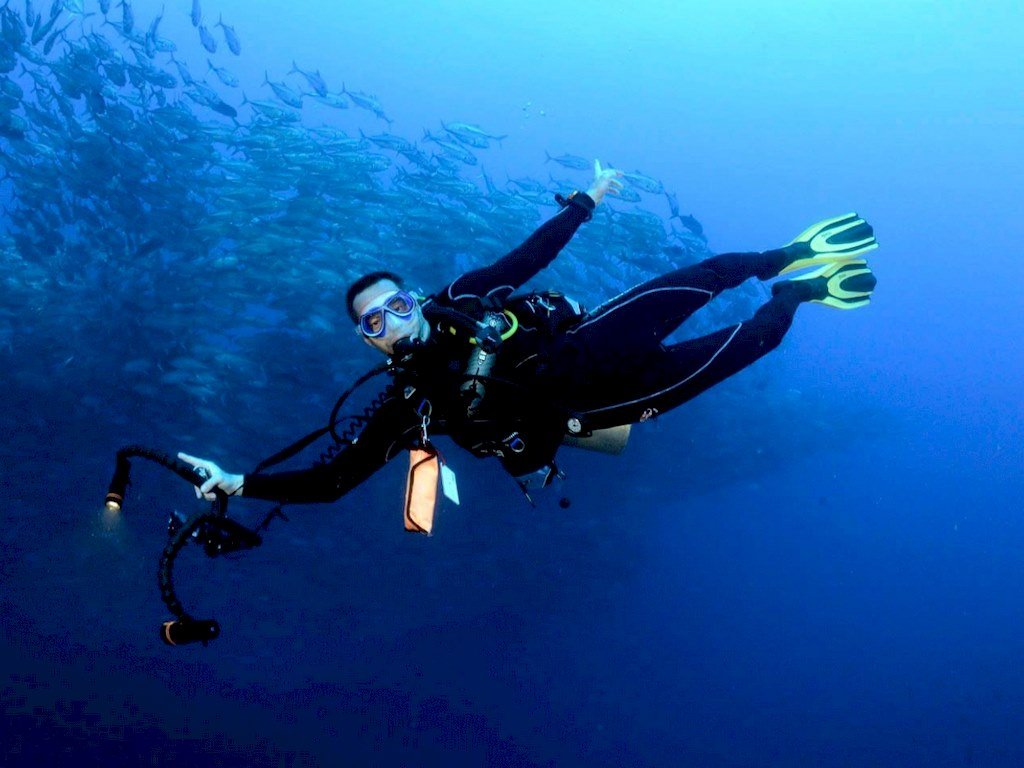 Un plongeur sous l'eau avec son appareil photo pour capturer la beauté de la plongée