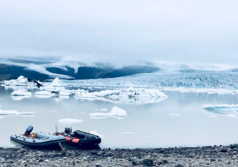 Deux bateaux au bord du lac près du glacier en Islande