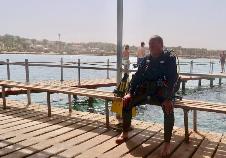 Les erreurs en plongée peuvent accabler le plongeur comme chez ce plongeur assis sur un banc en Egypte.