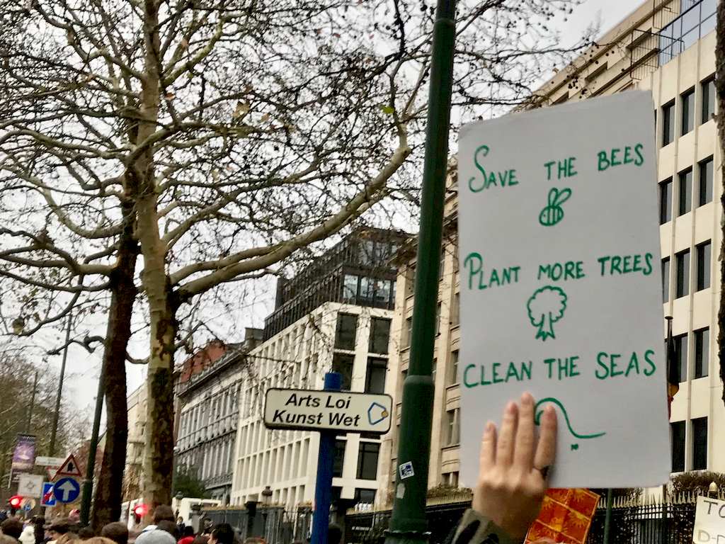 Une main portant une affiche en faveur des action pour le climat