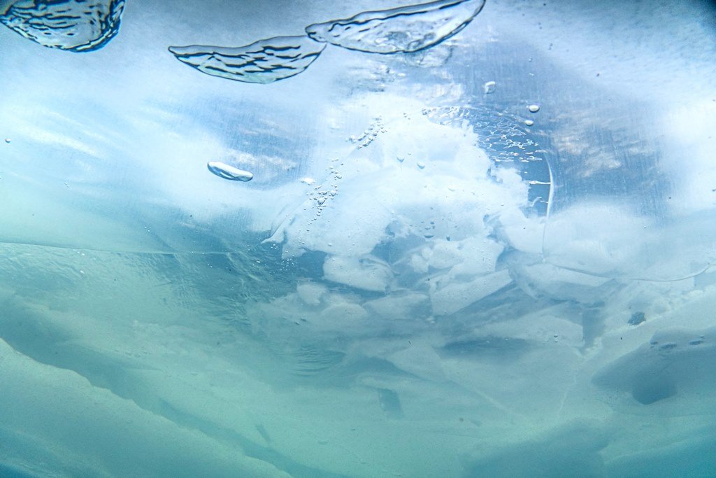 Les bulles s'échappent vers le trou dans la glace